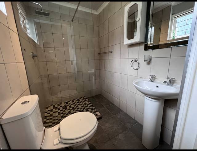 0.5 BEDROOM APARTMENT TO LET IN TABLE VIEW